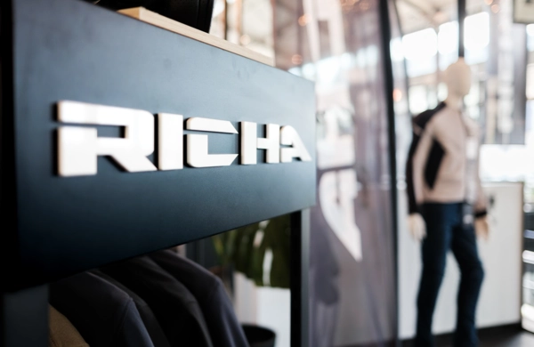 Richa motoros ruházat Pécsen – új prémium márka a Biker's Dock motoros bolt kínálatában